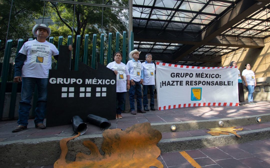Simulan megaderrame tóxico frente a oficinas de Grupo México; exigen habitantes de Sonora a empresa asumir responsabilidad